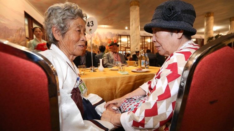 Những người thân ở hai miền Nam Bắc Triều Tiên gặp nhau trong ngày hội ngộ gia đình