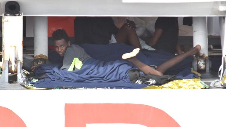 Migranten auf dem Schiff "Diciotti" im Hafen von Catania
