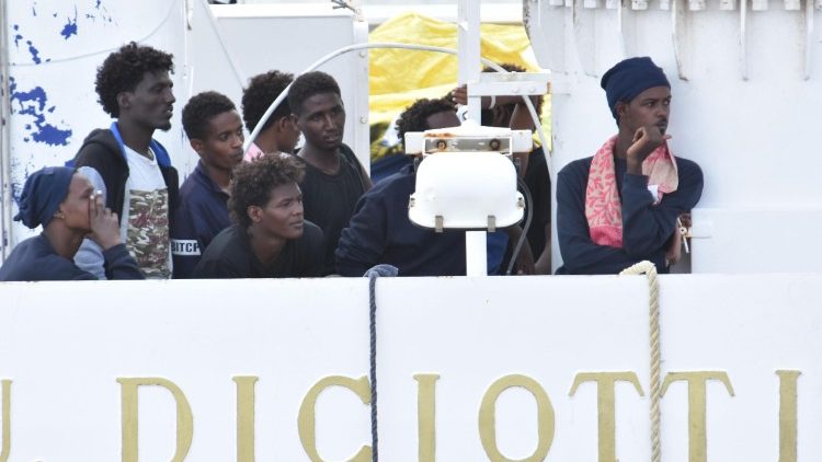 Brod Diciotti s eritrejskim izbjeglicama u Cataniji, u Italiji