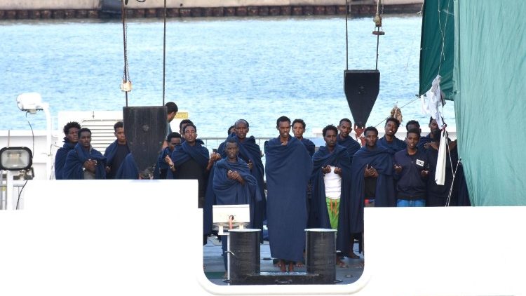 Migranten beten auf dem Schiff "Diciotti" der italienischen Küstenwache