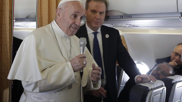 Påven Franciskus under presskonferensen