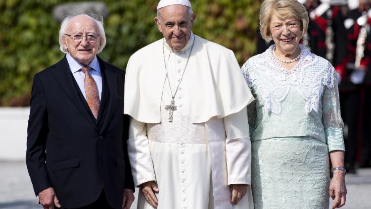 Le Pape François entouré du couple présidentiel irlandais, Michael Higgins et Sabine Coyne, à Áras an Uachtaráin, la résidence officielle du président d'Irlande, le 25 août 2018. 