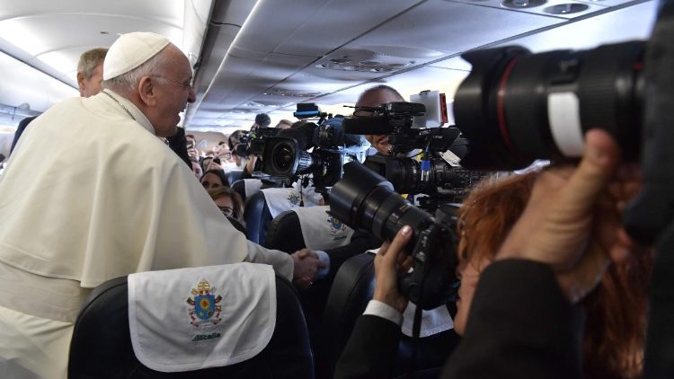 Le Pape saluant les journalistes dans l'avion de retour de l'Irlande, le 25 août 2018.