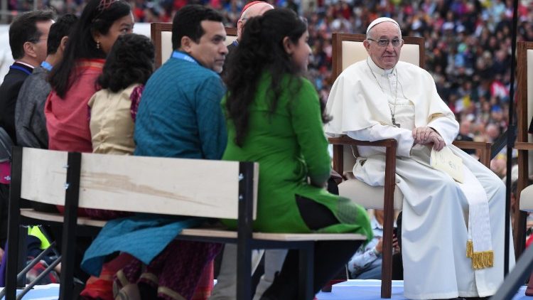 Papež Frančišek na srečanju družin v Dublinu posluša pričevanja družin z vsega sveta.