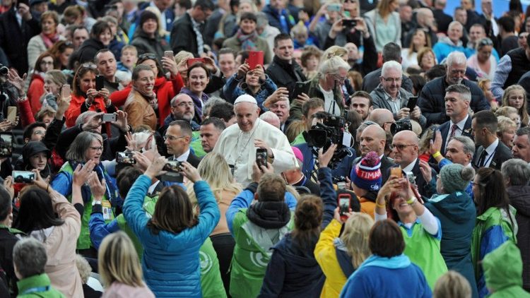 Die Besucher feiern den Papst im Croke Park Stadion in Dublin