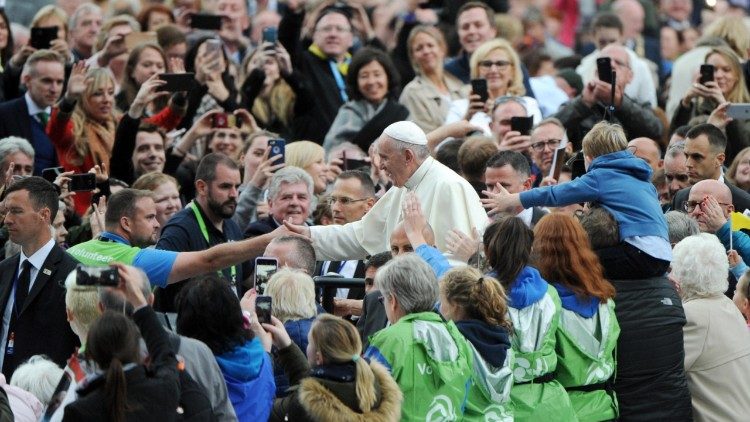 البابا ملتقيا العائلات في المعلب الرياضي بدبلن