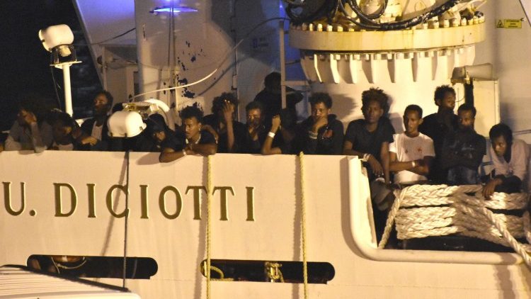 Les migrants à bord du Diciotti dans le port de Catane