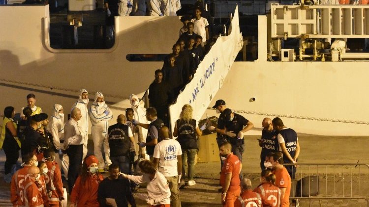 Migranti opúšťajú loď Diciotti 