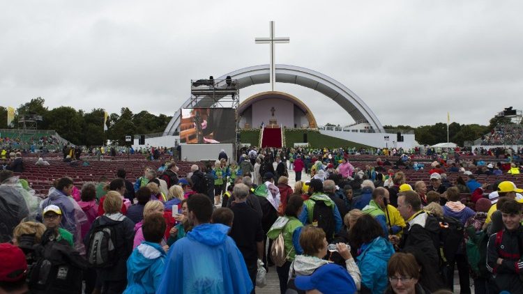 People arriving at Dublin's Phoenix Park for the Mass by Pope Francis.