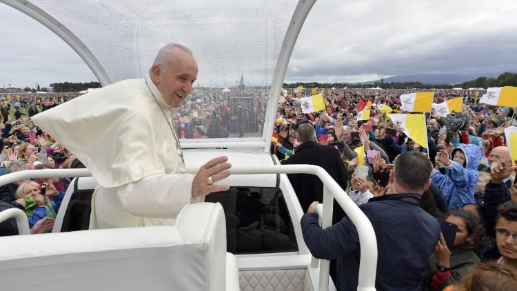 pope-celebrates-mass-at-phoenix-park-in-dubli-1535300432589.jpg