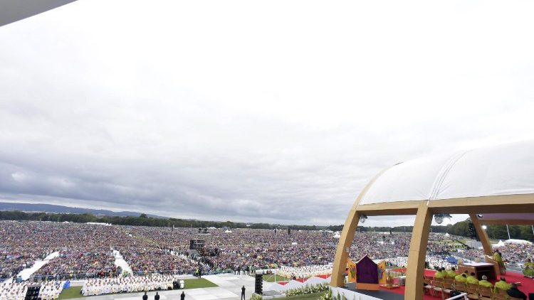 Pope celebrates mass at Phoenix Park in Dublin