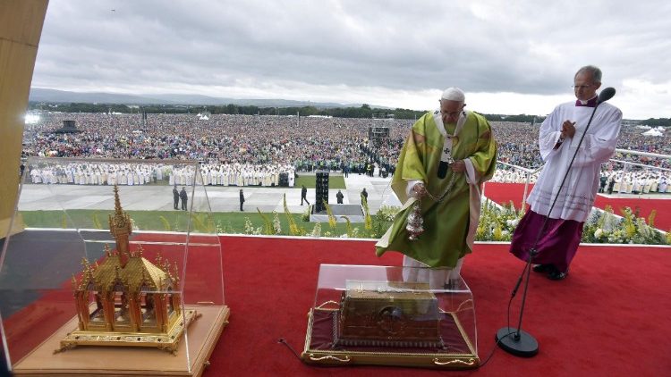pope-celebrates-mass-at-phoenix-park-in-dubli-1535300454952.jpg