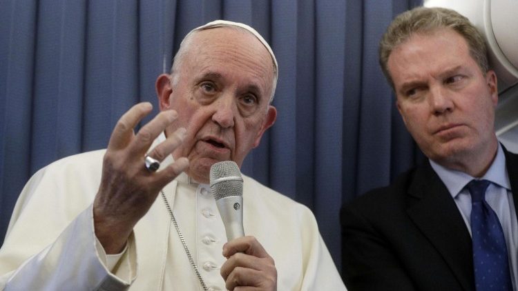 Der Papst bei der Fliegenden Pressekonferenz in der Maschine Dublin-Rom, rechts Vatikansprecher Greg Burke