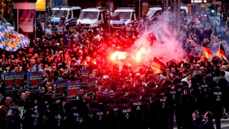Gewaltsame Ausschreitungen während einer Demonstration Rechtsextremer in Chemnitz