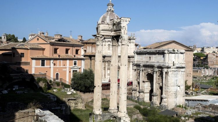 Crollo in chiesa centro Roma, nessun ferito