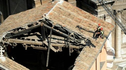 Crolla il tetto di San Giuseppe dei Falegnami a Roma