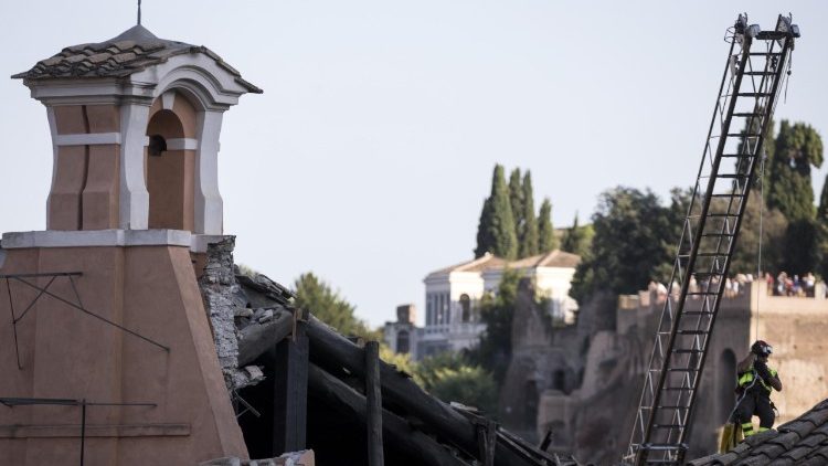 Un'immagine della chiesa di san Giuseppe dei Falegnami nel centro di Roma dopo il crollo parziale del tetto 