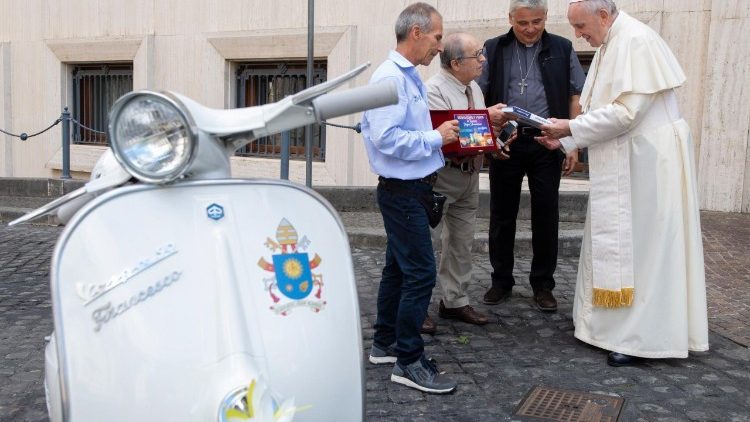 Папа прымае ў дар мотаролер "Вэспа"