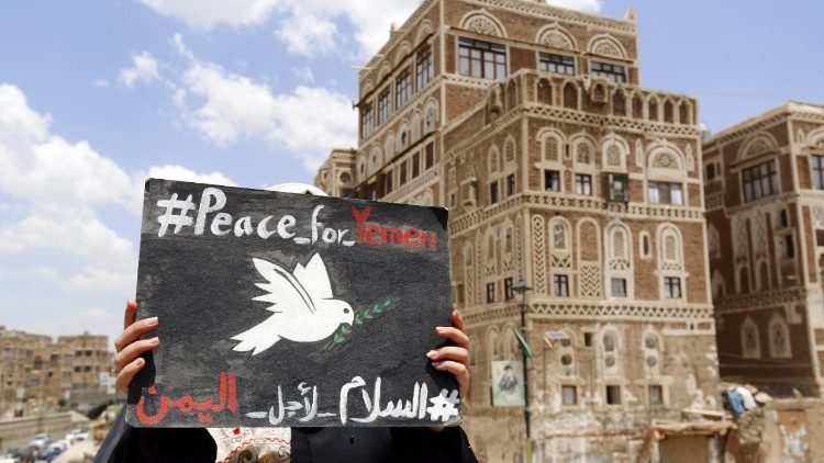 A Sanaa, la capitale yéménite, des manifestants brandissent une pancarte pour appeler à la paix et alerter sur les milliers de civils tués depuis 2015.