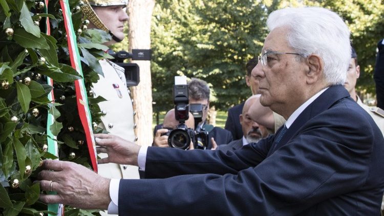 Il presidente Mattarella depone una corona d'alloro al Parco della Resistenza, a Roma 