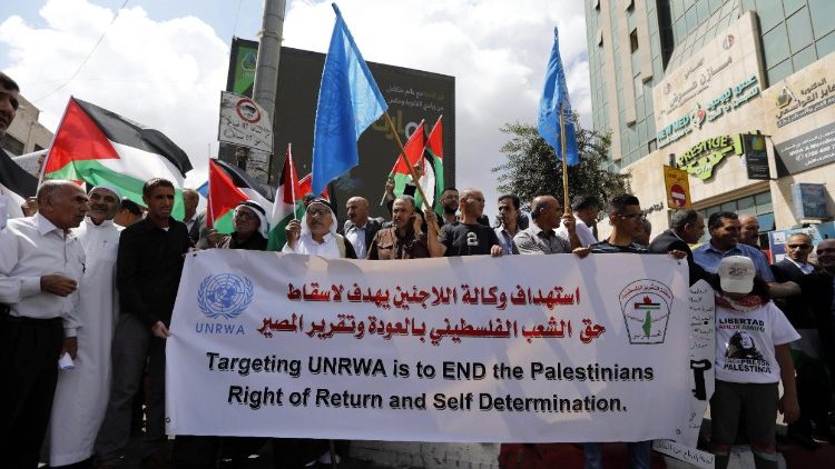 UNRWA அமைப்பிற்கு ஆதரவாகப் போராடும் பாலஸ்தீனியர்கள்