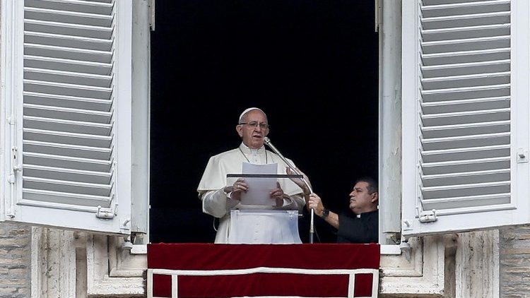 Папа во время молитвы "Ангел Господень"