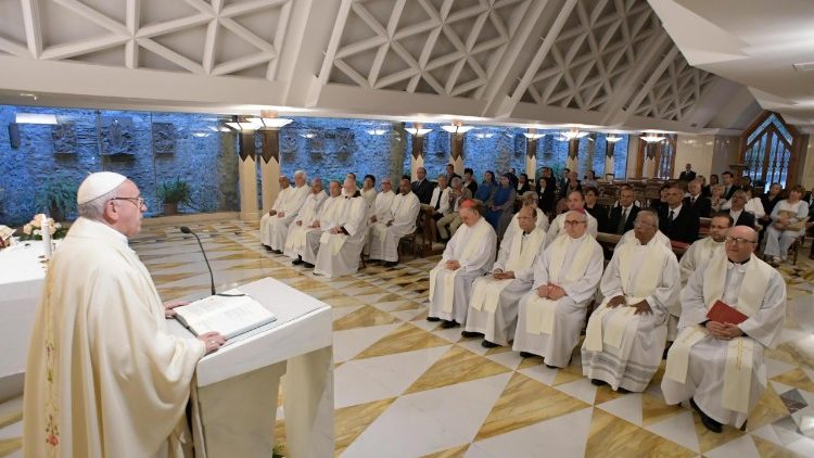Ferenc pápa prédikál a Szent Márta-ház kápolnájában