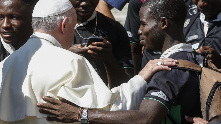Papst Franziskus mit Flüchtlingen