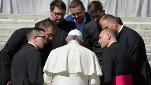 Missbrauch: Franziskus bestellt alle Bischofskonferenz-Vorsitzenden ein