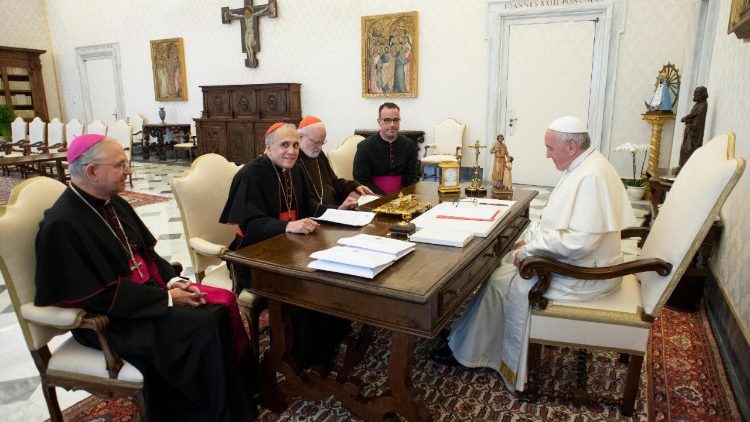 Erzbischof Gomez (links) bei  einer Besprechung mit dem Papst