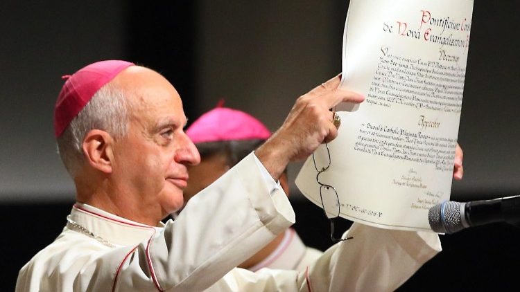 Arcebispo Rino Fisichella mostra aos fiéis o certificado de reconhecimento da Santa Sé