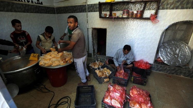 也门志工为受战乱波及的百姓准备食物