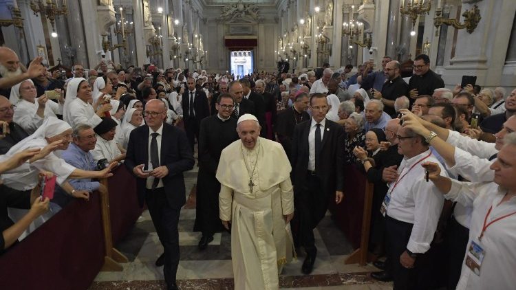 Pápež František prichádza na stretnutie so zasvätenými (Palermo 15. septembra 2018)