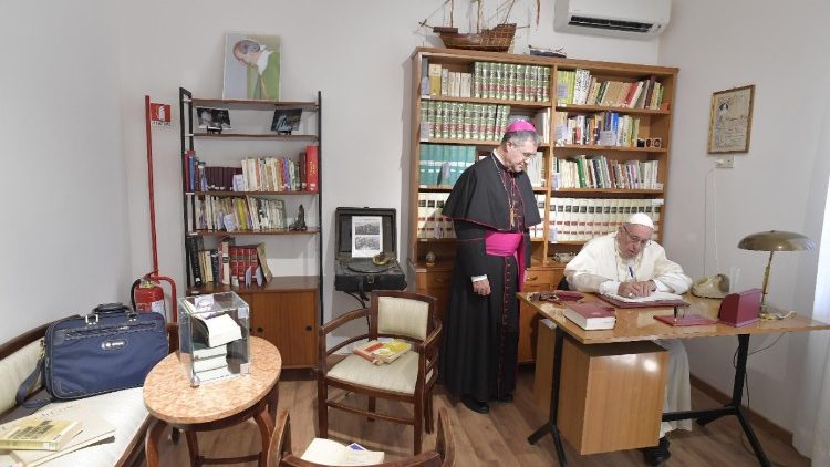 Papa Francisko akiandika maneno katika kitabu cha wageni katika nyumba aliyokuwa anaishi Padre Pino Puglisi