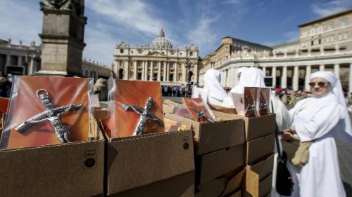 Dono di Papa Francesco: migliaia di crocifissi distribuiti da poveri e profughi 