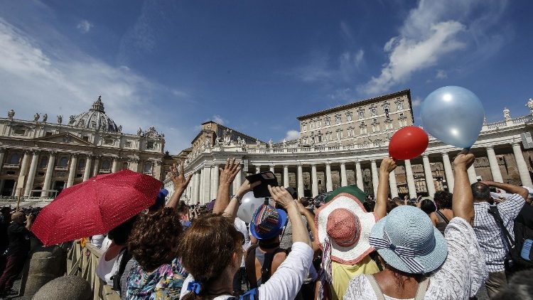 Radosno mnoštvo na Trgu svetoga Petra tijekom Papina podnevnoga nagovora; 16. rujna 2018.