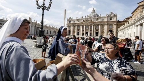 Papst schenkt Ordensfrauen im Vatikan Blumen