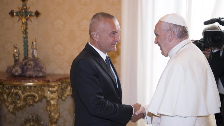 Папа Франциск с албанския президент Илир Мета
