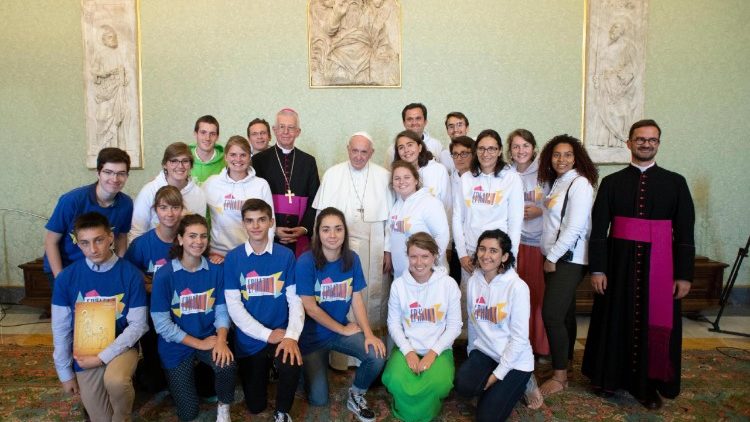 Папа Франциск с группой молодых французских паломников