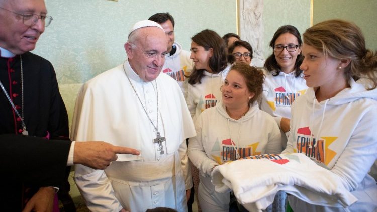 Papa akiwa na vijana wa Grenoble-Vienne wakati wa mkutano wao mjini Vatican