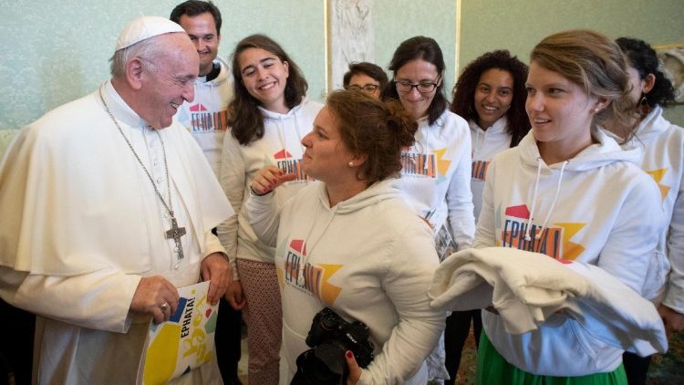 Papst Franziskus hatte am Montag unangekündigt eine Gruppe junger Menschen aus Grenoble in Privataudienz empfangen