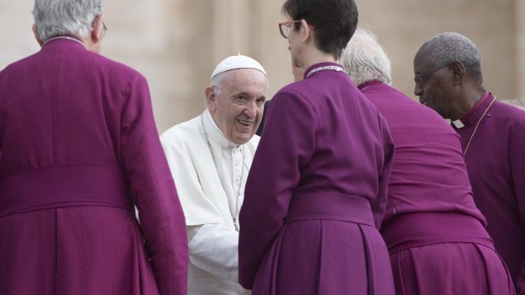 Papst Franziskus und Vertreter der anglikanischen Kirche
