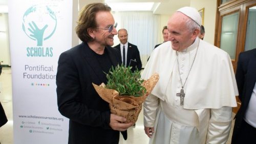 Papst spricht mit Bono Vox über „Scholas Occurrentes“ und Missbrauch