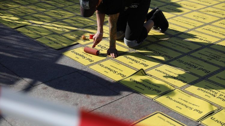 Gelbe Tafeln mit den Namen deutscher Städte erinnern an den Tag der Deutschen Einheit in Berlin Mitte