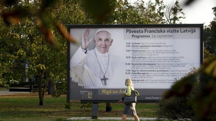 Pápaplakát Lettországban