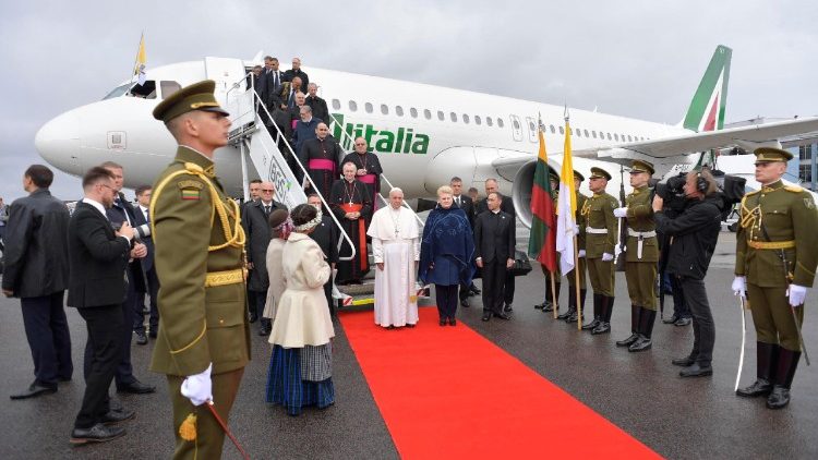 Papa Franjo u zračnoj luci po dolasku u Vilnius (Litva); 22. rujna 2018.