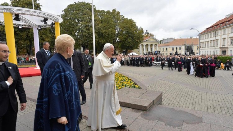 Le Pape François et la présidente lituanienne devant le palais présidentiel