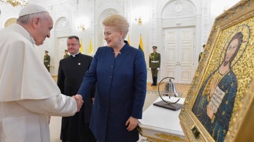 Papst in Vilnius: Empfang durch Litauens Staatspräsidentin