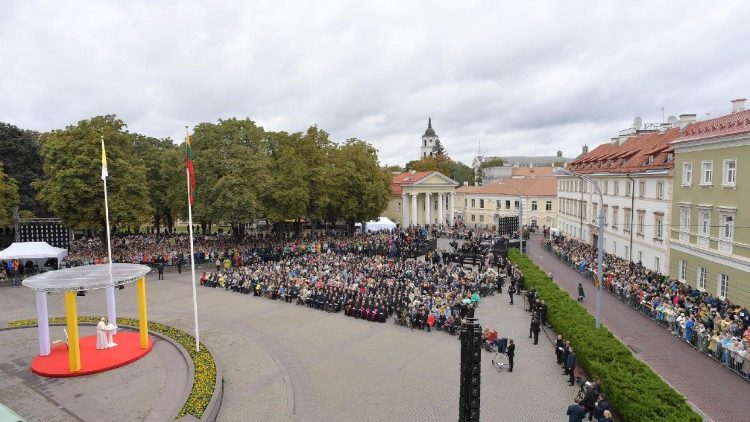 Srečanje z oblastmi, civilno družbo in diplomatskim zborom je potekalo pred predsedniško palačo v Vilni