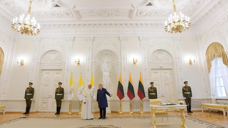 Papež Frančišek s predsednico Litve ga. Dalio Grybauskaitejevo
